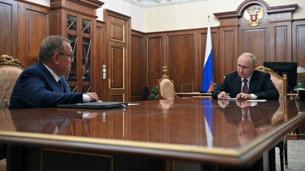 Президент РФ Владимир Путин и президент - председатель правления Банка ВТБ Андрей Костин во время встречи. 10 августа 2023