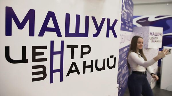 Участница Всероссийского студенческого проекта Твой ход фотографируется у стенда в образовательном центре Машук в Пятигорске