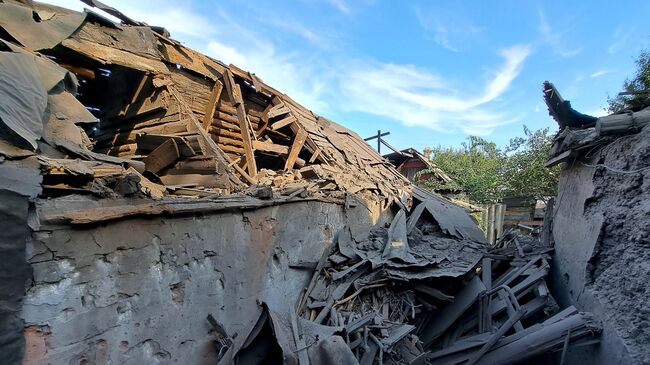Разрушения после обстрела села украинскими военными