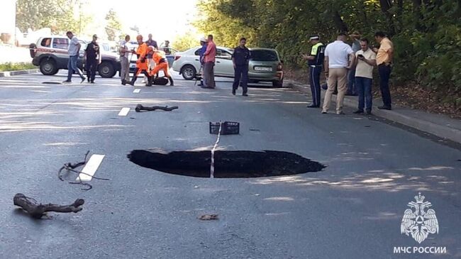 Провал дорожного полотна в Уфе