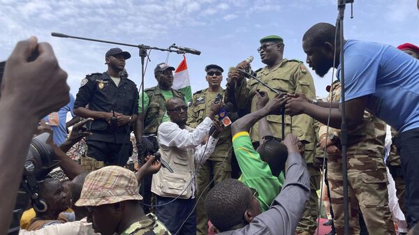 Мятежники, свергнувшие президента Нигерии Мохамеда Базума, во время митинга
