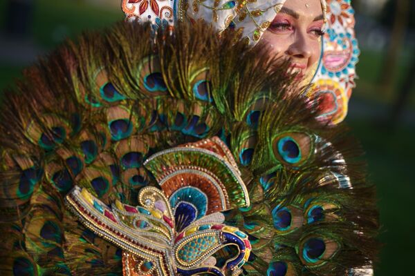 Участница церемонии открытия фестиваля День Индии 2023 в ландшафтном парке Острова Мечты в Москве