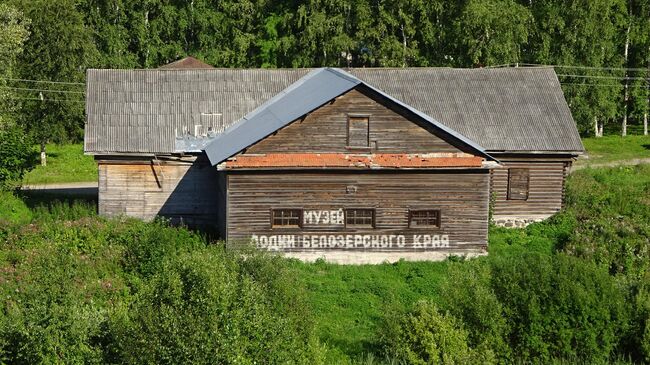 Музей Лодки Белозерского края (дом купца Сукина). Чтобы посетить его, надо позвонить по телефону, оставленному на входной двери