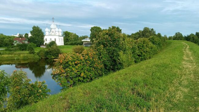 Белозерский кремль. Земляной вал (15 век) и Преображенский собор (1670 г.)