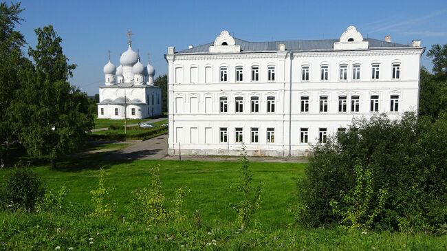 Здание бывшего духовного училища (1912 г.) и Преображенский собор (1670 г.) внутри Белозерского кремля