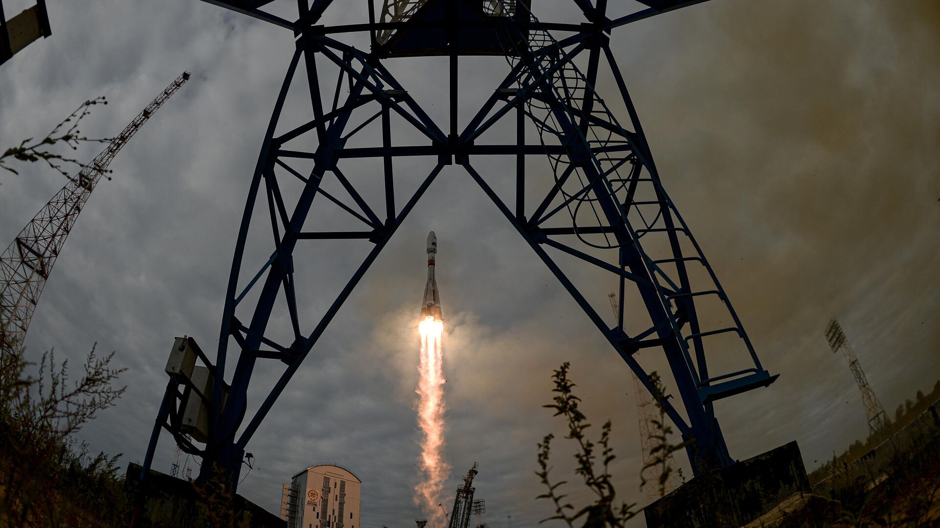 Запуск ракеты-носителя Союз-2.1б с разгонным блоком Фрегат и автоматической станцией Луна-25 с космодрома Восточный - РИА Новости, 1920, 14.08.2023