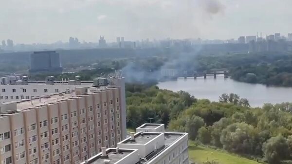 Дым в районе Карамышевской набережной в Москве