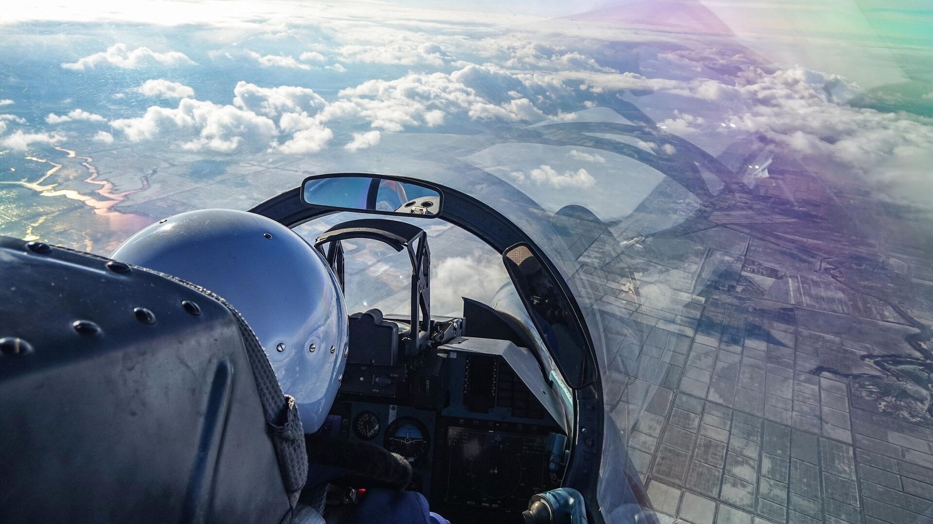 Пилот истребителя СУ-27 во время летно-тактических учений смешанного авиационного соединения армии ВВС и ПВО ЮВО в Краснодарском крае - РИА Новости, 1920, 12.08.2023