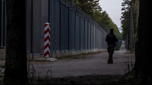 Польский пограничник на польско-белорусской границе