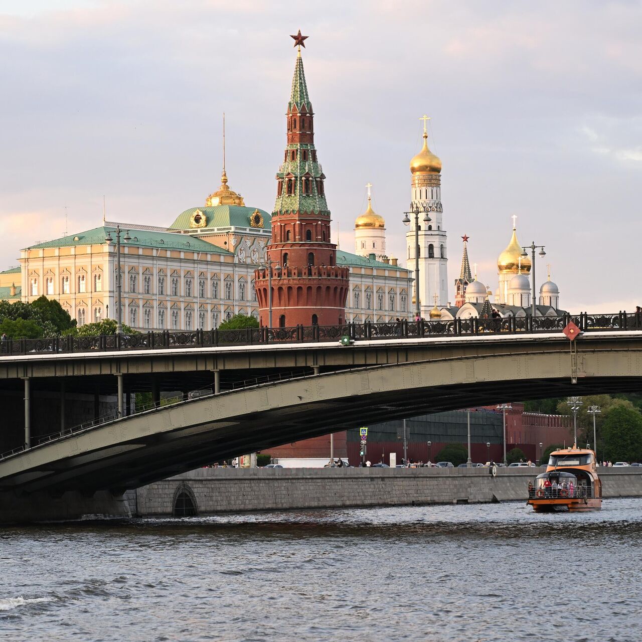 В Москве приступили к обновлению швов гранитной облицовки набережных - РИА  Новости, 07.06.2024