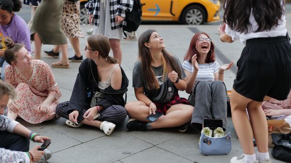 Девушки на одной из улиц в Москве