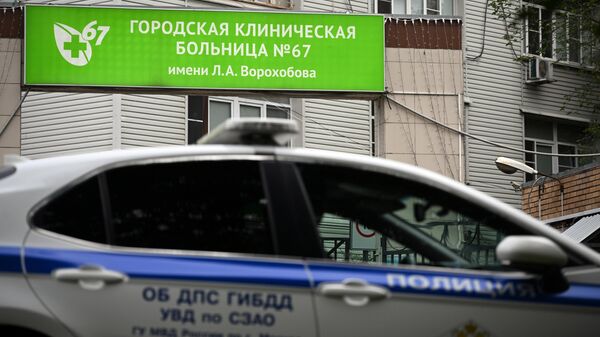 Автомобиль полиции на месте падения БПЛА у здания Городской клинической больницы № 67 имени Л. А. Ворохобова в районе Карамышевской набережной в Москве