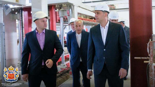 Губернатора Оренбургской области Денис Паслер во время посещения Новотроицкого содового завода