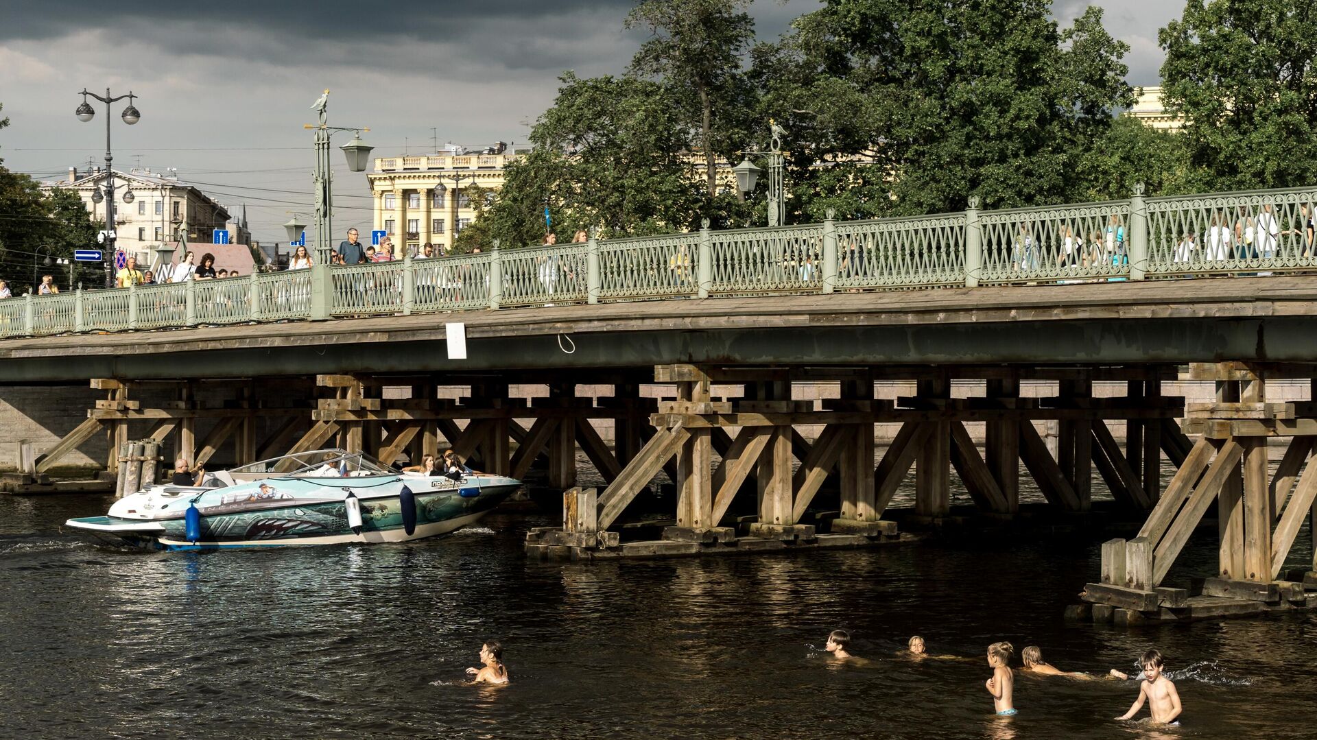 Люди купаются в Малой Неве в Санкт-Петербурге - РИА Новости, 1920, 18.05.2024