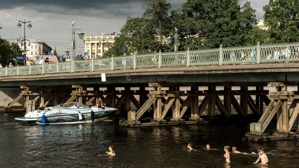 Люди купаются в Малой Неве в Санкт-Петербурге