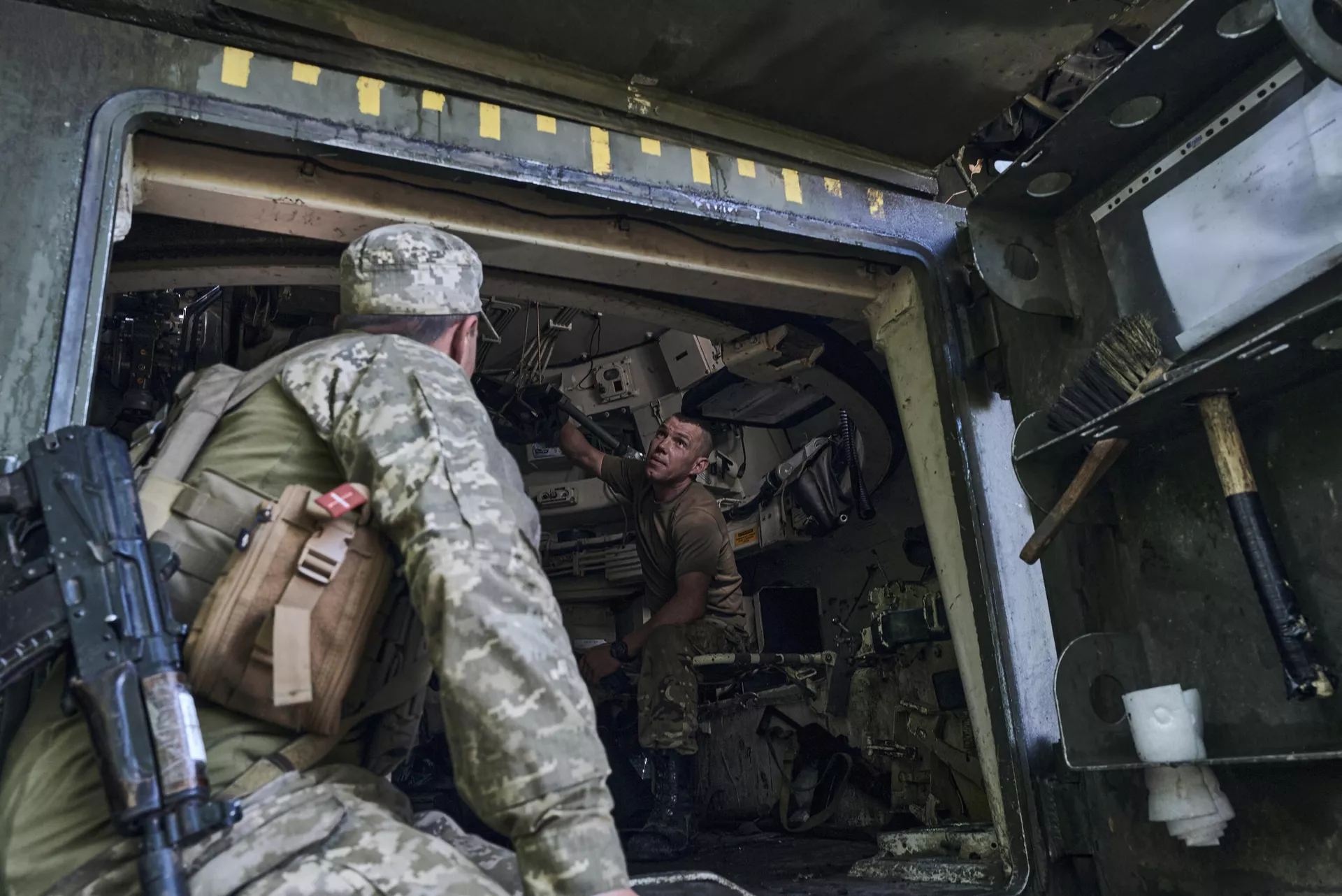 Украинские солдаты внутри самоходной гаубицы М109 на передовой в Запорожской области Украинские солдаты внутри самоходной гаубицы М109 на передовой в Запорожской области - РИА Новости, 1920, 16.11.2023