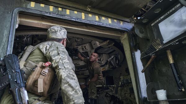 Украинские военные внутри самоходной гаубицы М109