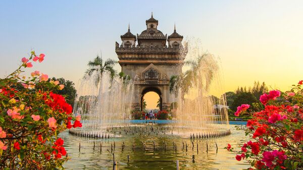 Триумфальная арка Патусай в городе Вьентьян, Лаос