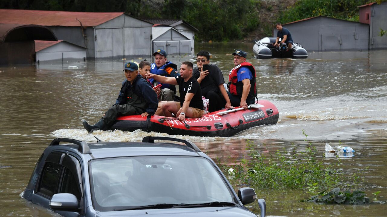 Прорвавшая дамбу вода в реке в Уссурийске спадает - РИА Новости, 12.08.2023