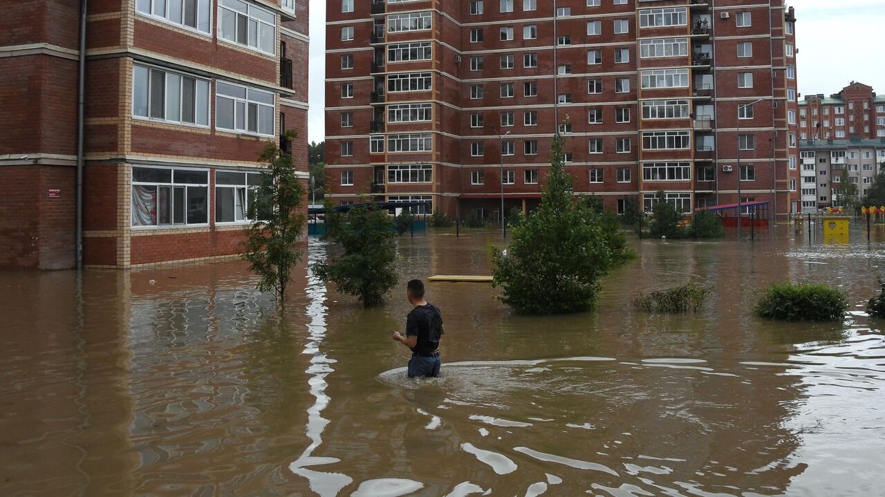 Прорвавшая дамбу вода в реке в Уссурийске спадает - РИА Новости, 12.08.2023