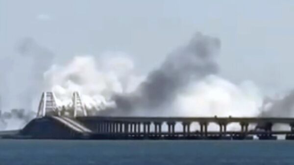Дым рядом с Крымским мостом. Кадр видео очевидца