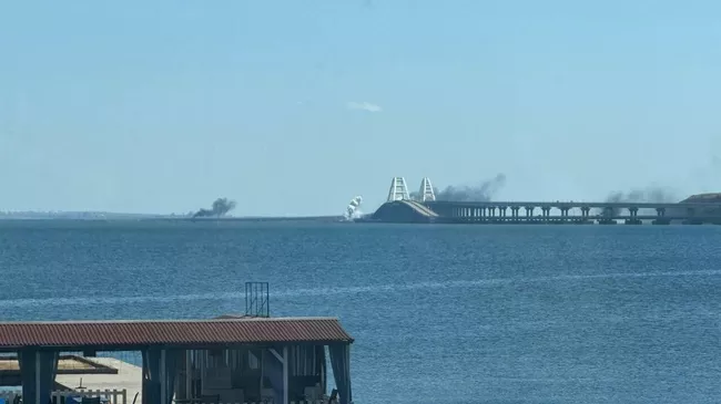 Дым рядом с Крымским мостом