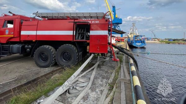В Архангельске ликвидировали пожар на грузовом судне