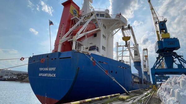 В Архангельске ликвидируют пожар на грузовом судне Терский берег