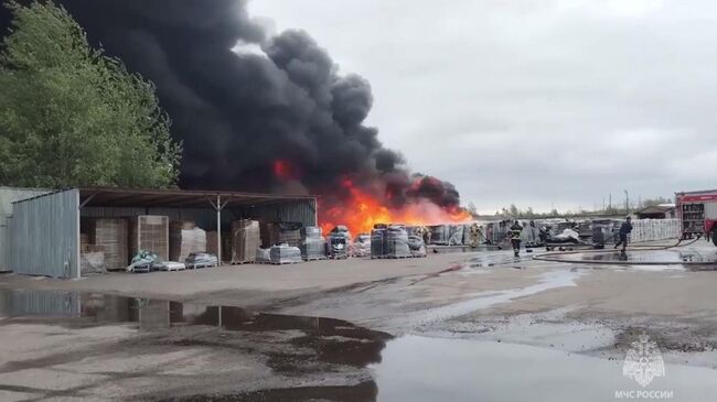 Ликвидация пожара на складе в Подмосковье