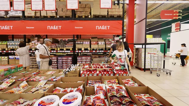 Покупатели в оптово-розничном магазине-складе самообслуживания