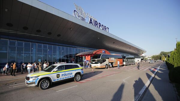 Сотрудники посольства РФ прибывают в аэропорт Кишинева после решения молдавского МИД о сокращении числа российских дипломатов