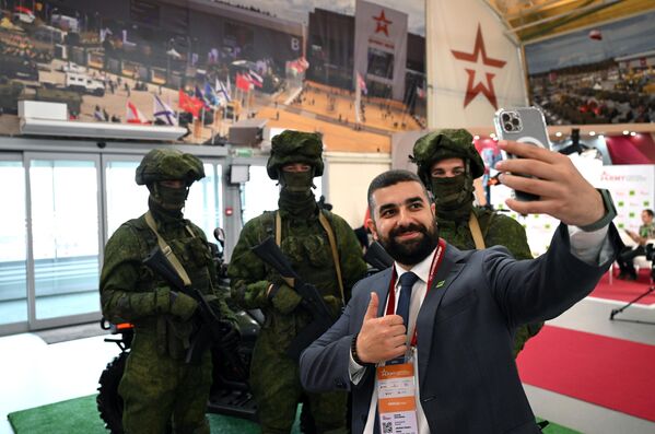 Посетитель фотографируется на Международном военно-техническом форуме АРМИЯ-2023 в Конгрессно-выставочном центре Патриот