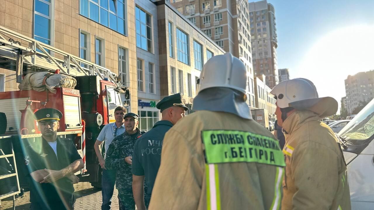 Сотрудники экстренных служб на месте атаки дрона в Белгороде - РИА Новости, 1920, 21.08.2023