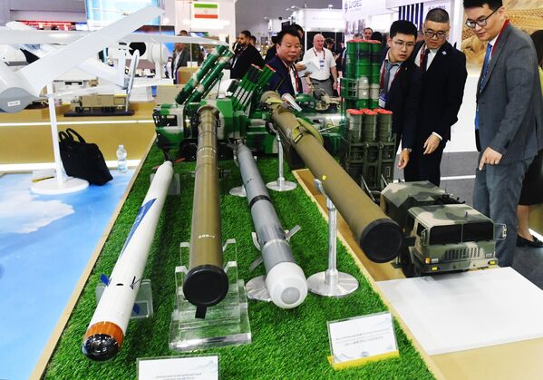 Переносные зенитные ракетные комплексы на стенде Министерства обороны Китая на выставке в рамках Международного военно-технического форума Армия-2023 в Конгрессно-выставочном центре Патриот