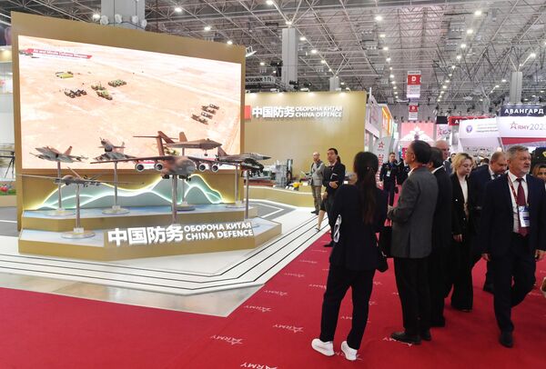 Посетители у стенда Министерства обороны Китая на выставке в рамках Международного военно-технического форума Армия-2023 в Конгрессно-выставочном центре Патриот