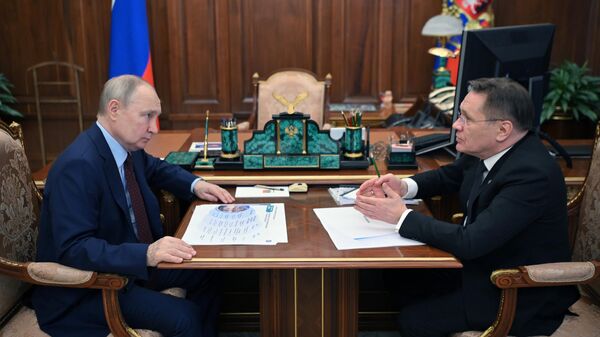 Президент РФ Владимир Путин и генеральный директор госкорпорации Росатом Алексей Лихачев во время встречи