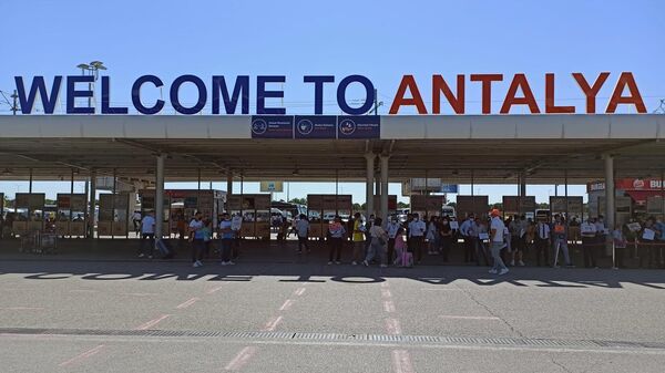 Российские туристы в аэропорту Антальи