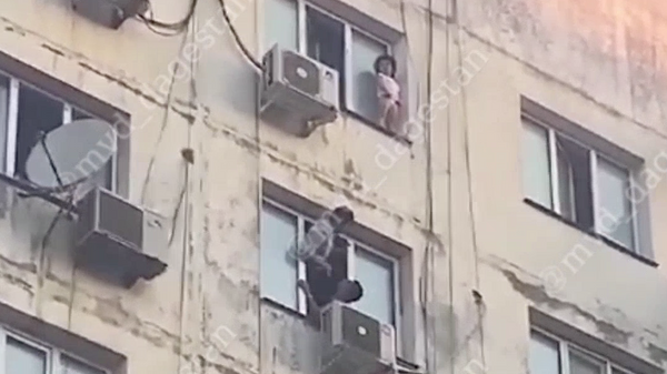 Спасение девочки, стоящей на подоконнике девятого этажа, в Каспийске