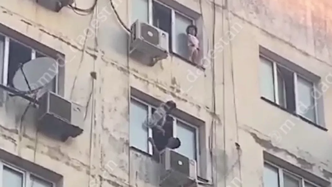 Спасение девочки, стоящей на подоконнике девятого этажа, в Каспийске - РИА Новости, 1920, 14.08.2023