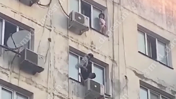 Спасение девочки, стоящей на подоконнике 9-го этажа в Каспийске