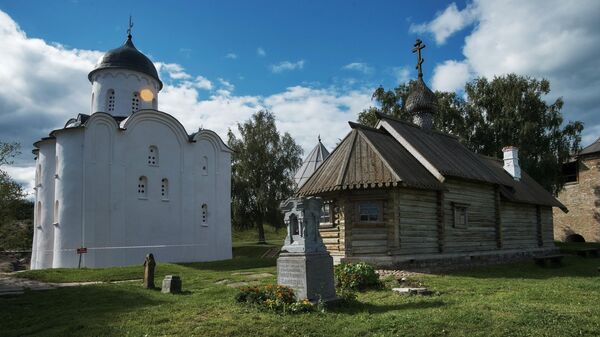 Церковь святого Георгия (слева) и деревянная церковь святого Дмитрия Солунского в Староладожской крепости в поселке Старая Ладога Ленинградской области