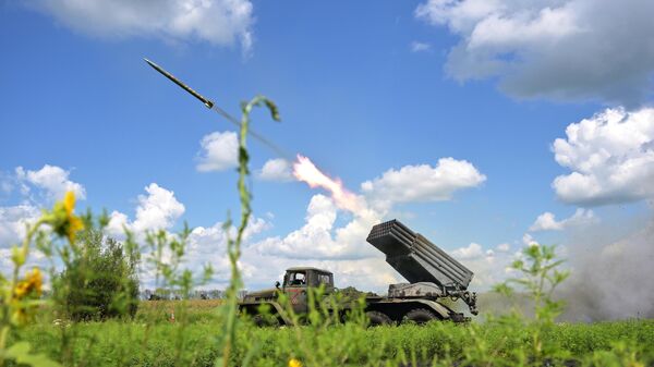 Реактивная система залпового огня БМ-21 Град Западной группы войск ведет огонь на Купянском направлении
