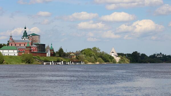 Вид на Старую Ладогу со стороны реки Волхов (слева Никольский мужской монастырь. По центру Старая крепость, справа Свято-Успенский девичий  монастырь)