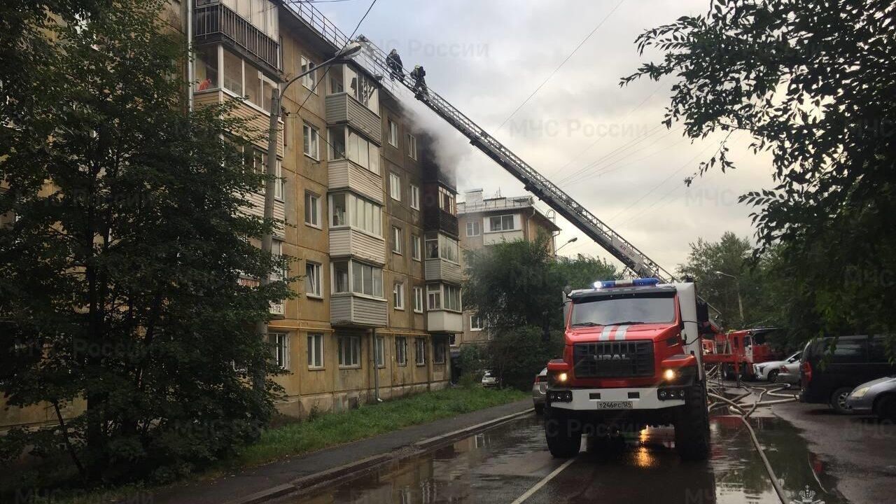 В Красноярске загорелась жилая пятиэтажка - РИА Новости, 15.08.2023