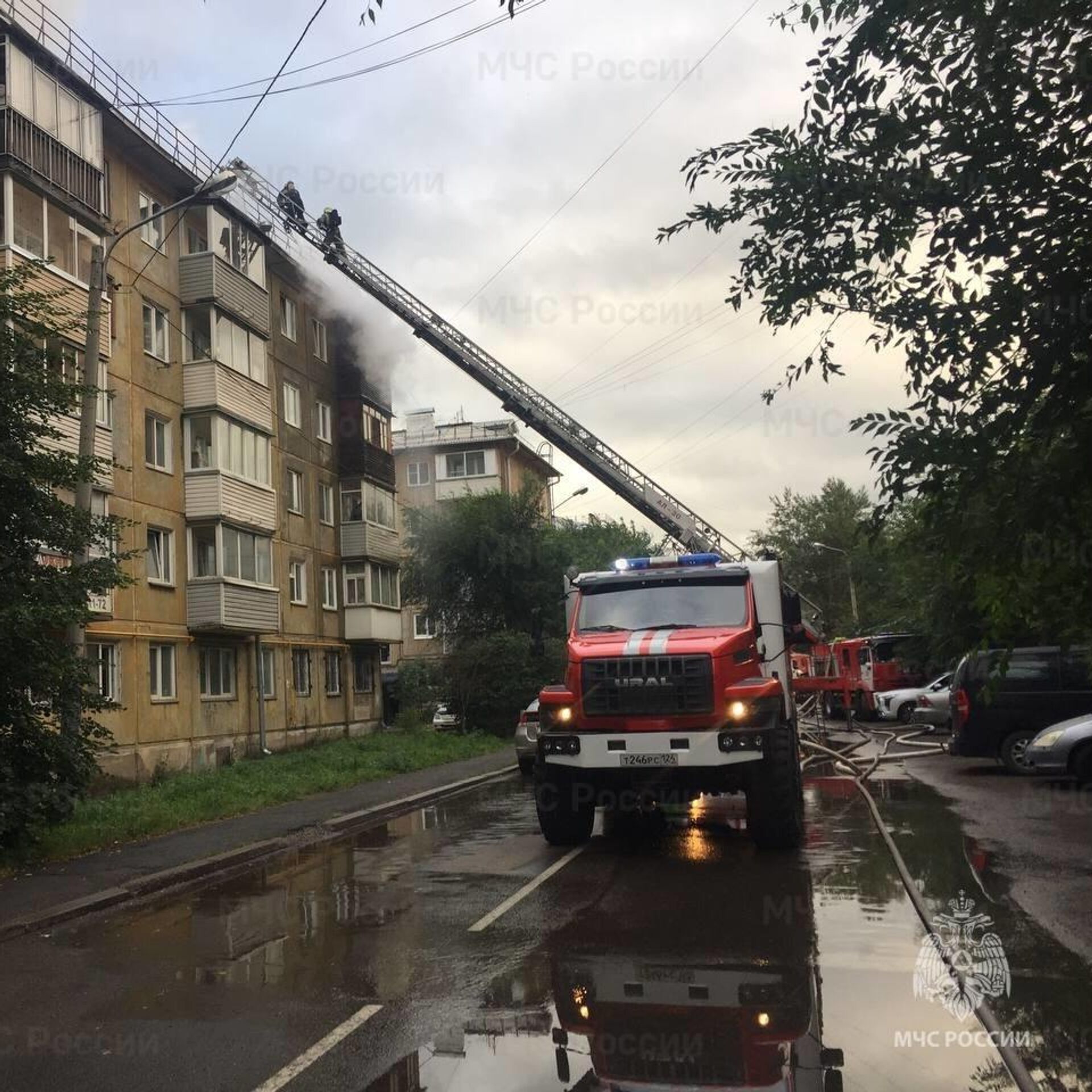 В Красноярске загорелась жилая пятиэтажка - РИА Новости, 15.08.2023