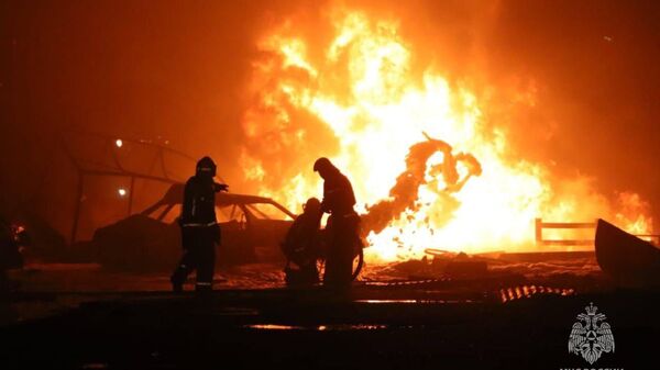Тушение пожара в Махачкале после взрыва на АЗС