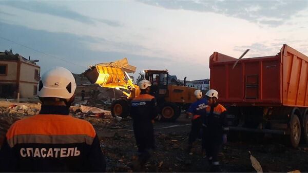 Сотрудники МЧС России продолжают разбор конструкций и поиск пострадавших на месте взрыва у здания автосервиса в Махачкале