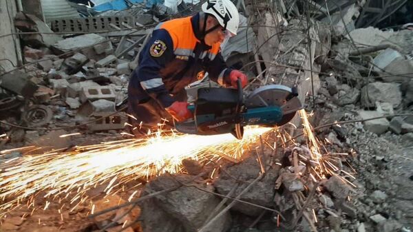 Сотрудники МЧС России продолжают разбор конструкций и поиск пострадавших на месте взрыва у здания автосервиса в Махачкале