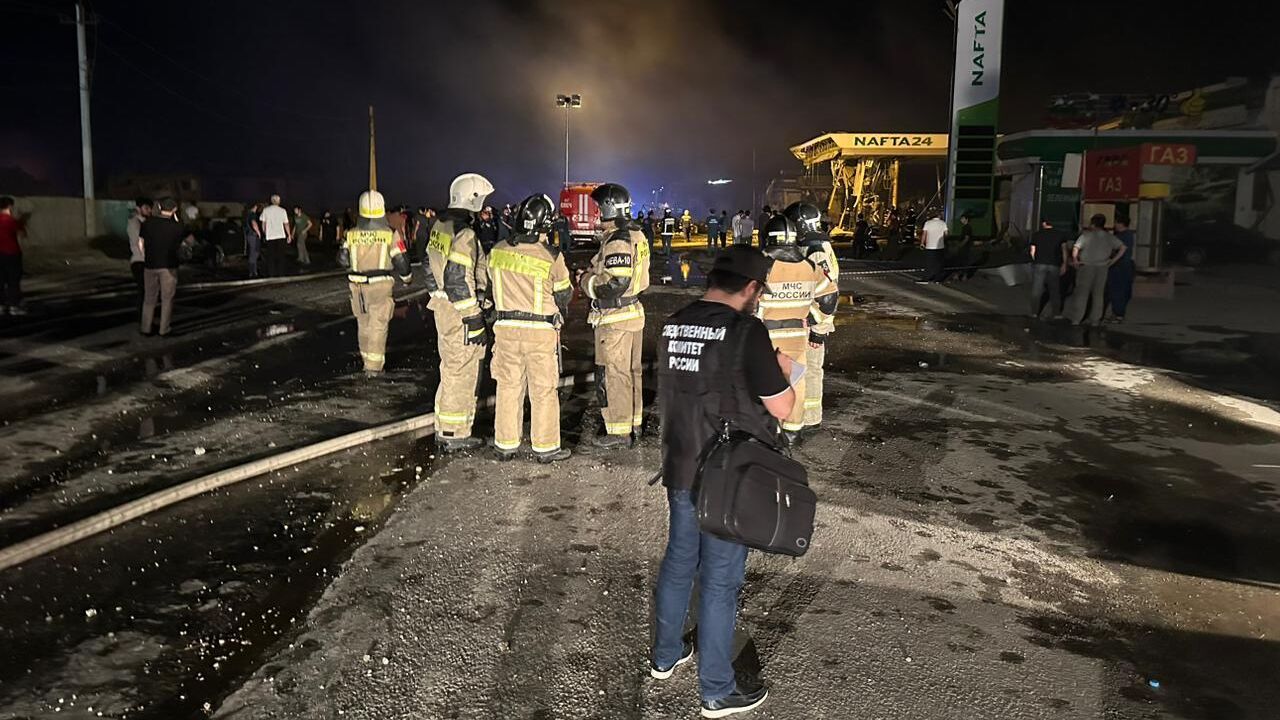 Сотрудники МЧС и СК на месте пожара в Кумторкалинском районе Дагестана - РИА Новости, 1920, 09.11.2023