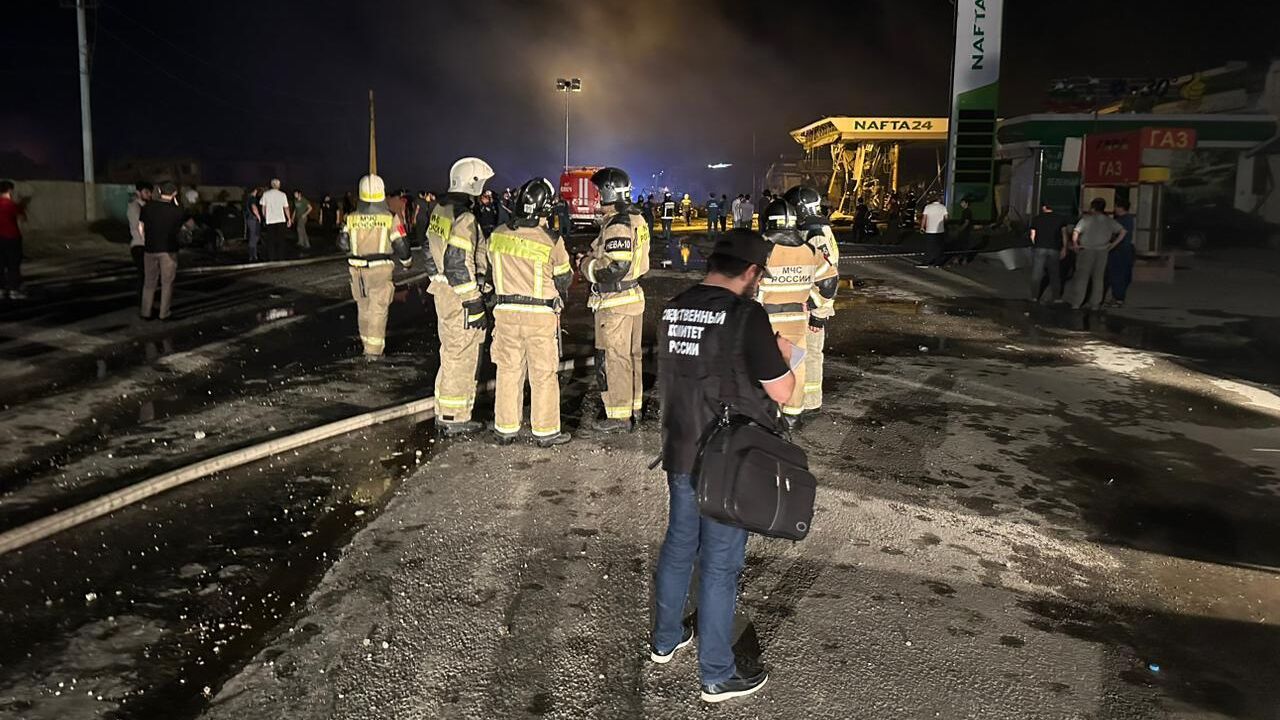 Сотрудники МЧС и СК на месте пожара в Кумторкалинском районе Дагестана - РИА Новости, 1920, 09.11.2023